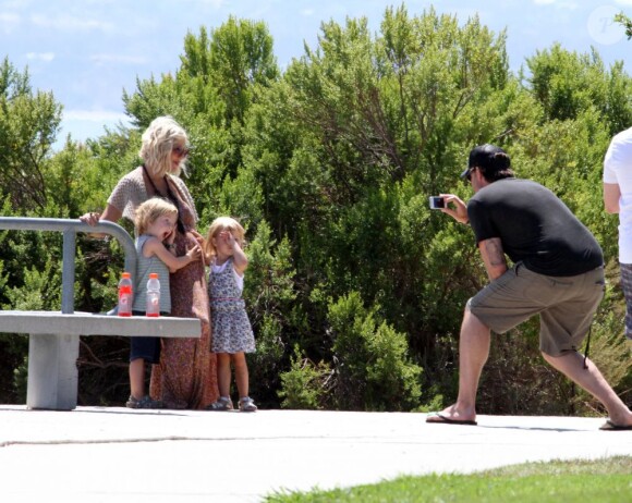Tori Spelling et Dean McDermott s'occupent de leurs enfants Liam et Stella dans un parc à Malibu le 16 juillet 2011