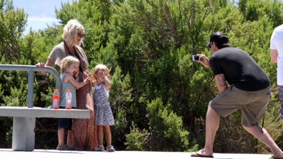 Tori Spelling, enceinte, son mari et ses adorables enfants jouent les top models