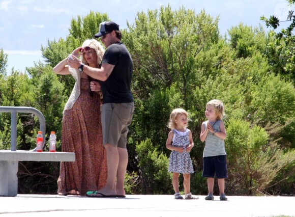 Tori Spelling et Dean McDermott s'occupent de leurs enfants Liam et Stella dans un parc à Malibu le 16 juillet 2011