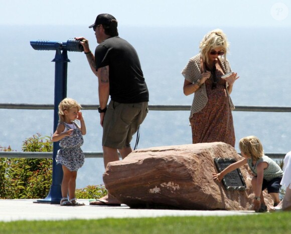 Tori Spelling et Dean McDermott s'occupent de leurs enfants Liam et Stella dans un parc à Malibu le 16 juillet 2011