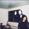 Aurore Drossart devant une silhouette de son père Yves Montand en 1998 