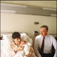 Carole Amiel et Yves Montand peu après la naissance de leur fils Valentin en 1989
