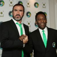Eric Cantona et Pelé traversent le monde avec un bagage imposant...
