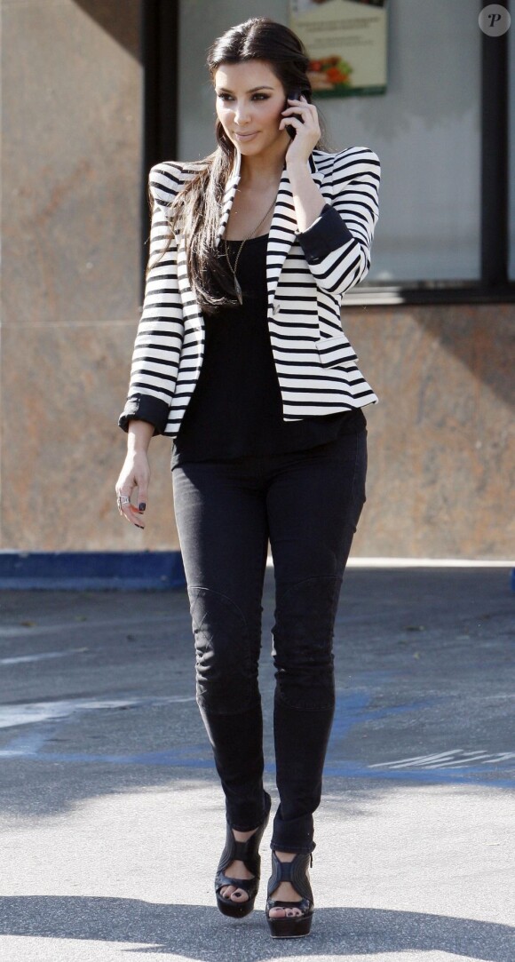 Kim Kardashian apprécie la marque espagnole Zara et affiche sa préférence en arborant régulièrement leurs blazers. Los Angeles, le 25 avril 2010.