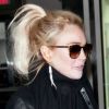 Un temps directrice artistique chez Emanuel Ungaro, Lindsay Lohan aime la mode, qui selon elle n'a pas de prix. Dans un look d'aéroport, elle arbore des mocassins léopard Topshop avec un sac Birkin d'Hermès. New York, le 6 avril 2011.