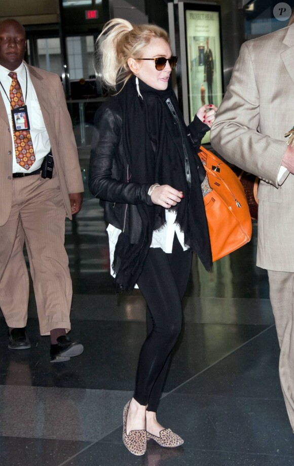 Un temps directrice artistique chez Emanuel Ungaro, Lindsay Lohan aime la mode, qui selon elle n'a pas de prix. Dans un look d'aéroport, elle arbore des mocassins léopard Topshop avec un sac Birkin d'Hermès. New York, le 6 avril 2011.