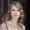 La chanteuse country Taylor Swift fait preuve de bon goût avec ce pull Topshop. Londres, le 22 octobre 2010.