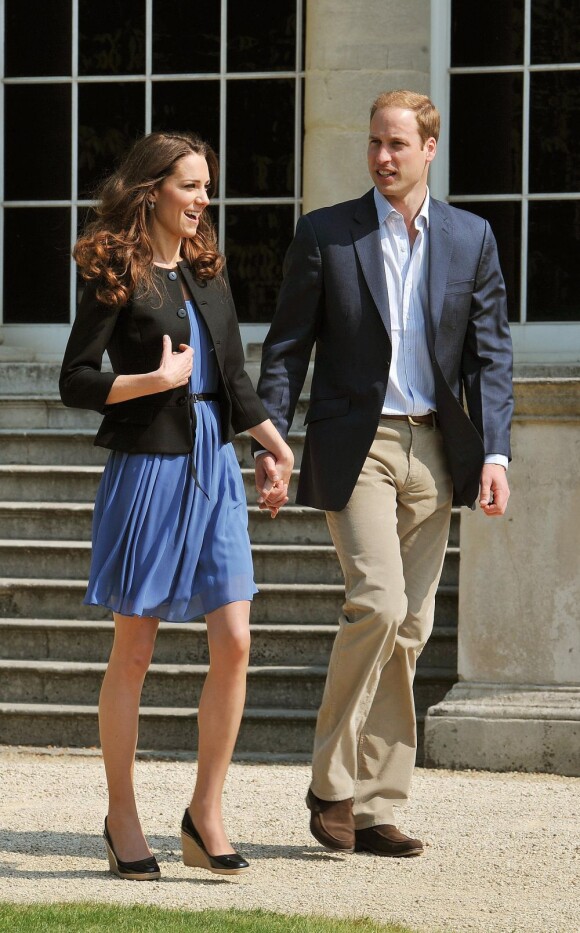 Les jeunes mariés se promènent dans les jardins de Buckingham Palace, et Kate est très à l'aise dans sa robe bleue Zara. Le 30 avril 2011.