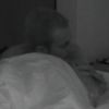 Geof et Sabrina partagent leur premier baiser au lit (quotidienne du jeudi 4 août 2011).