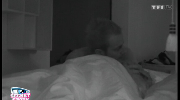 Geof et Sabrina partagent leur premier baiser au lit (quotidienne du jeudi 4 août 2011).