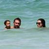 Adriana Lima dans les eaux de Miami avec son époux et leur fille 