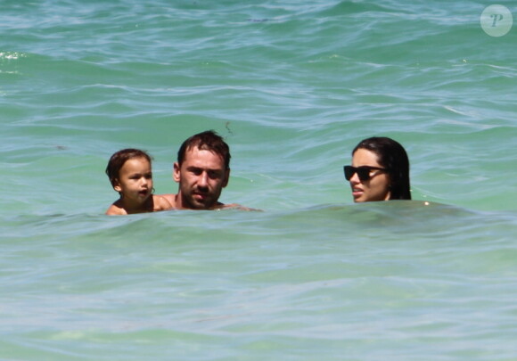 Adriana Lima dans les eaux de Miami avec son époux et leur fille 