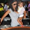 Adriana Lima dans la peau d'une nounou formidable à Miami le 3 août 2011