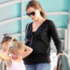 Jennifer Garner récupère sa petite Violet à son cours de danse, avant d'aller déjeuner avec son mari Ben Affleck et leur seconde fille Seraphina. 4 août 2011