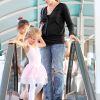 Jennifer Garner récupère sa petite Violet à son cours de danse, avant d'aller déjeuner avec son mari Ben Affleck et leur seconde fille Seraphina. 4 août 2011