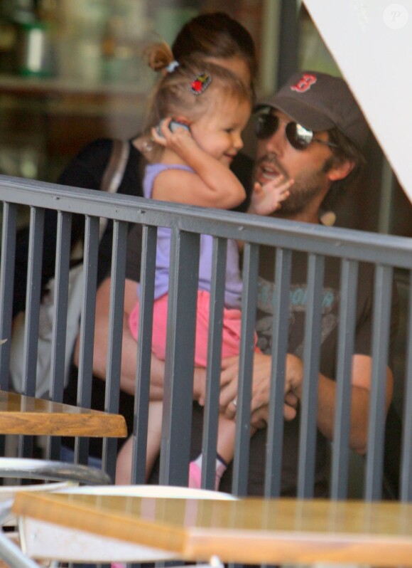 Jennifer Garner déjeune avec son mari Ben Affleck et leurs filles Violet et Seraphina. 4 août 2011