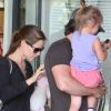 Jennifer Garner va chercher sa petite Violet à son cours de danse, avant d'aller déjeuner avec son mari Ben Affleck et leur seconde fille Seraphina. 4 août 2011