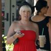 Pink se balade toute seule à Malibu. Elle arbore un look top et semble avoir perdu quelques kilos. 30 juillet 2011