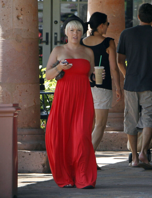 Pink se balade toute seule à Malibu. Elle arbore un look top et semble avoir perdu quelques kilos. 30 juillet 2011