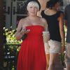 Pink se balade toute seule à Malibu. Elle arbore un look top et semble avoir perdu quelques kilos. 30 juillet 2011