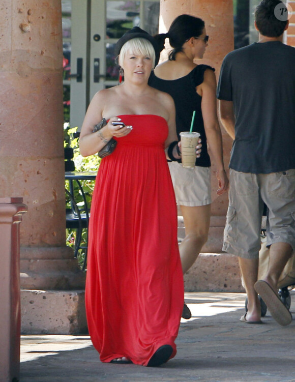 Pink se promène à Malibu. Elle arbore un meilleur look que les semaines précédentes et semble avoir perdu quelques kilos. 30 juillet 2011