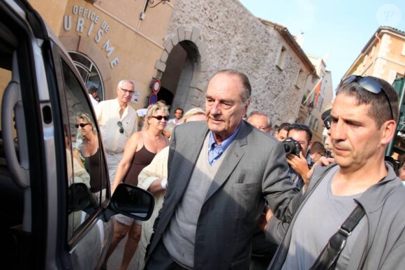Jacques Chirac sur le port de Saint-Tropez, est allé déguster un jus de tomate avec Maryvonne Pinault et son garde du corps. L'ancien locataire de l'Elysée est apparu affaibli. Le 7 août 2011
