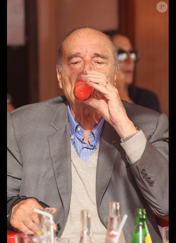 Jacques Chirac a profité de l'apéro avec Maryvonne Pinault et son garde du corps sur le port de Saint-Tropez. L'ancien locataire de l'Elysée est apparu affaibli. Le 7 août 2011