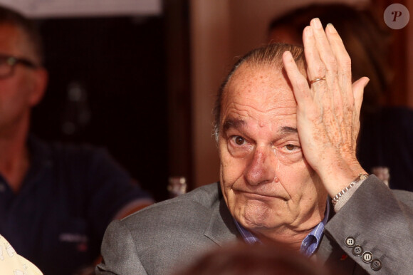 Jacques Chirac sur le port de Saint-Tropez, est allé déguster un jus de tomate avec Maryvonne Pinault et son garde du corps. L'ancien locataire de l'Elysée est apparu affaibli. Le 7 août 2011