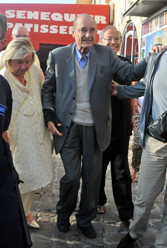 Jacques Chirac s'appuyant sur son garde du corps pour se déplacer. Il est arrivé à Saint-Tropez mais a dévoilé une mine fatiguée.  Le 8 août 2011