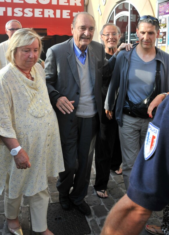 Jacques Chirac est arrivé à Saint-Tropez mais a dévoilé une mine fatiguée. Ici, sur le port, pour déguster un jus de tomate au Sénéquier. Le 8 août 2011