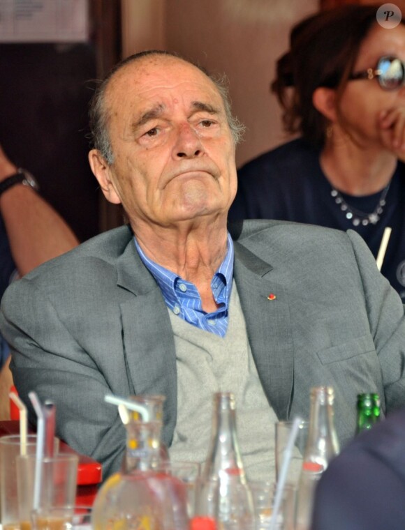 Jacques Chirac est arrivé à Saint-Tropez mais a dévoilé une mine fatiguée. Ici, sur le port, pour déguster un jus de tomate au Sénéquier. Le 8 août 2011