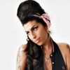 La collection dessinée par Amy Winehouse pour Fred Perry va bien être mise en vente. Les bénéfices seront reversés à la fondation créée au nom de la chanteuse défunte.