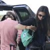 Ian Somerhalder et sa girlfriend Nina Dobrev arrivent à l'aéroport de LAX pour se rendre à Atlanta. Los Angeles, le 8 août. Ils ne voyagent pas léger.