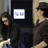 Ian Somerhalder et sa girlfriend, la jolie Nina Dobrev arrivent à l'aéroport de LAX pour se rendre à Atlanta. Los Angeles, le 8 août.