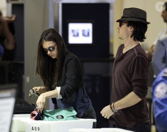 Ian Somerhalder et sa girlfriend, la jolie Nina Dobrev arrivent à l'aéroport de LAX pour se rendre à Atlanta. Los Angeles, le 8 août.