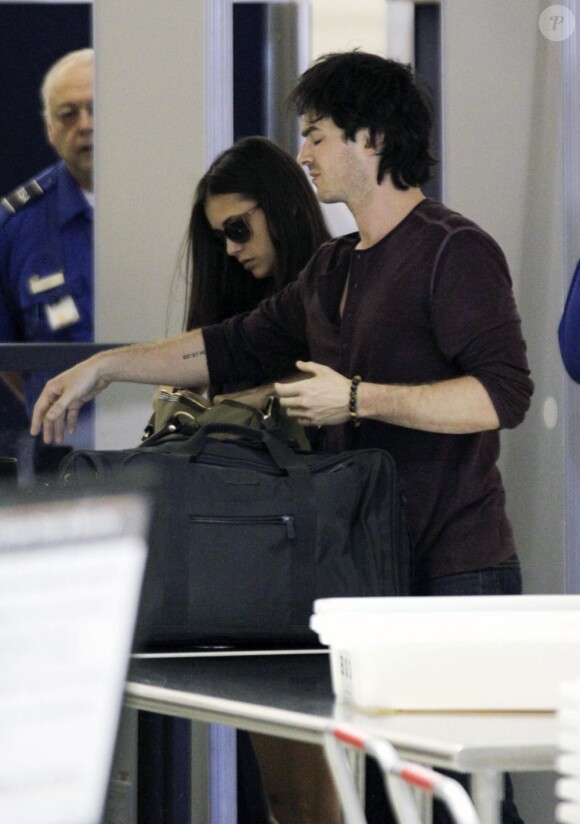 Ian Somerhalder et sa girlfriend Nina Dobrev arrivent à l'aéroport de LAX pour se rendre à Atlanta. Los Angeles, le 8 août.