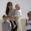 Angelina Jolie avec Vivienne dans les bras et ses fils Pax et Maddox à la Nouvelle Orléans en mars 2011