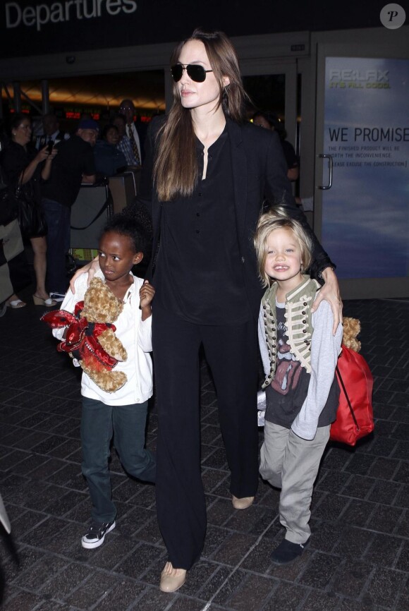 Angelina Jolie et ses filles Zahara et Shiloh en juillet 2011 à Los Angeles