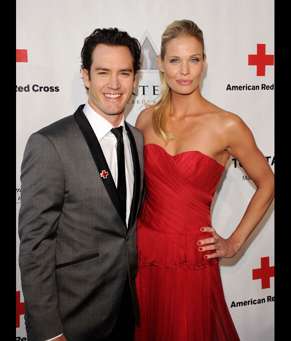 Mark-Paul Gosselaar et sa compagne Catriona McGinn lors d'une soirée de la Croix Rouge à Los Angeles en avril 2011