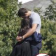Kim Kardashian et son fiancé Kris Humphries sur la tombe de Robert Kardashian à Los Angeles le 8 août 2011