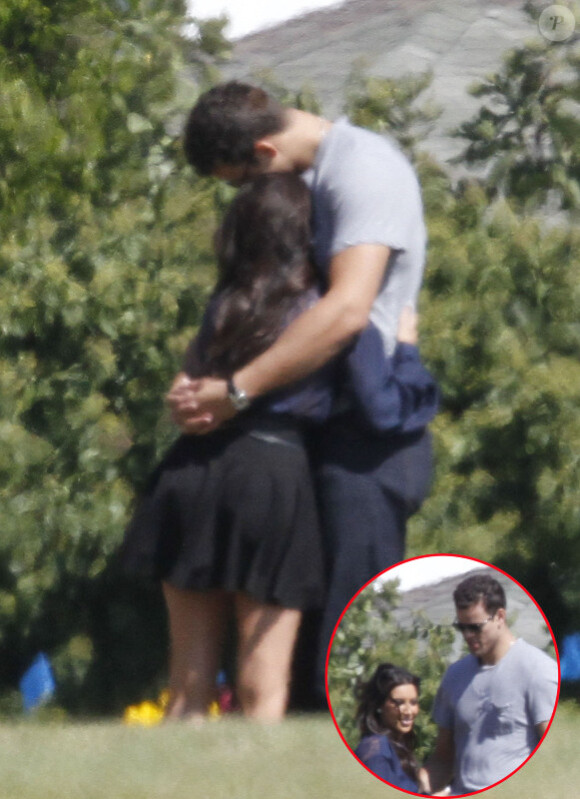 Kim Kardashian et son fiancé Kris Humphries sur la tombe de Robert Kardashian à Los Angeles le 8 août 2011