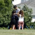 Kim Kardashian et son fiancé Kris Humphries sur la tombe de Robert Kardashian à Los Angeles le 8 août 2011