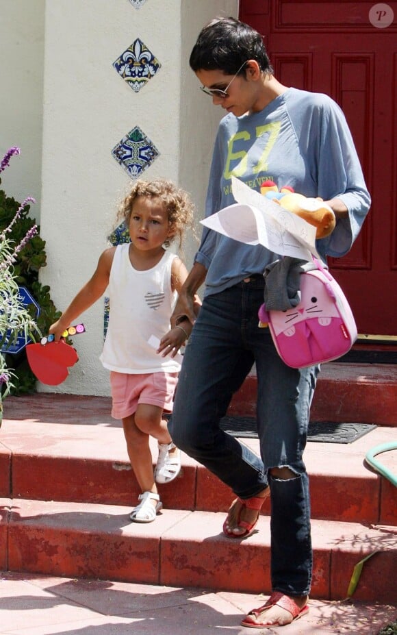 Halle Berry va chercher sa fille Nahla à l'école le 12 août à Los Angeles.