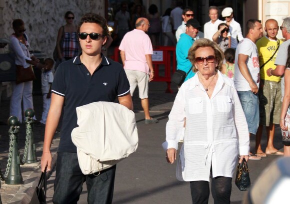 Bernadette Chirac et son petit-fils de 15 ans, Martin, en promenade à Saint-Tropez le 12 août 2011.