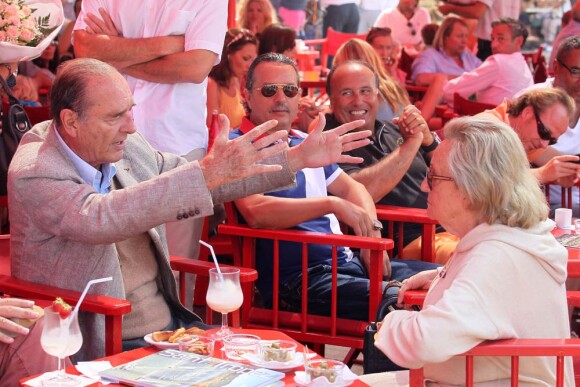 Jacques Chirac, bien que diminué, a pu vérifier sa cote de popularité lors de ses vacances estivales 2011 à Saint-Tropez...