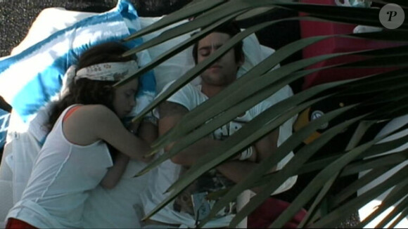 Juliette et Simon font une sieste dans Secret Story 5