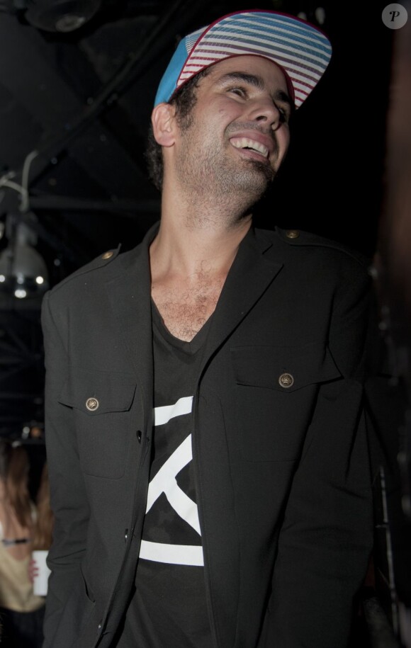 Mahdi Jaggae, ancien candidat de Nouvelle Star, en pleine soirée au Palais Club Cannes, le 12 août 2011 !