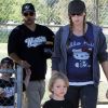 Kevin Federline et sa girlfriend Victoria Prince en compagnie des deux enfants qu'il a eu avec Britney Spears en avril 2011 à Los Angeles