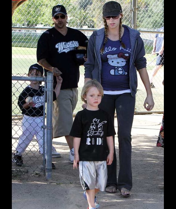 Kevin Federline et sa girlfriend Victoria Prince en compagnie des deux enfants qu'il a eu avec Britney Spears en avril 2011 à Los Angeles