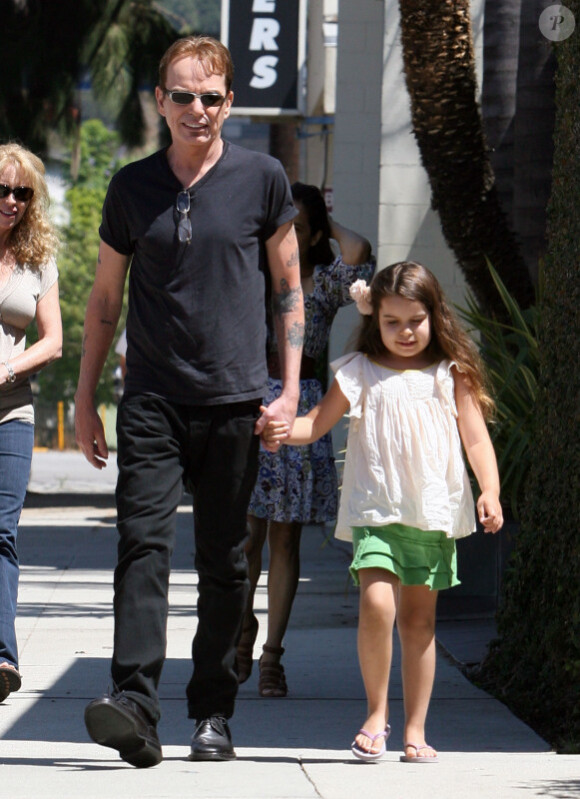 Billy Bob Thornton et sa fille Bella dans les rues de Los Angeles le 16 août 2011. La maman et petite amie de Billy Bob, Connie Angland suivait derrière.